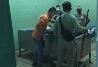 Tim Inafis Polres Karanganyar sedang melakukan identifikasi jenazah korban di RSUD Karanganyar, Senin (1/10/2024)
