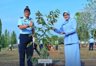 Komandan Lanud Sultan Hasanuddin Tanam Puluhan Pohon Durian