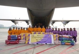 Ketum DP Serahkan Bansos Untuk Masyarakat Terdampak Erupsi Gunung Lewotobi Laki-Laki di NTT