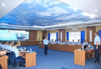 Komandan Lanud Sultan Hasanuddin Marsma TNI Bonang Bayuaji G., S.E., M.M., CHRMP mengikuti kegiatan Safety Meeting  Keselamatan Terbang Dan Kerja yang diselenggarakan Komando Operasi Udara (Koopsud) II, bertempat di ruang rapat Suryadi Suryadarma Koopsud II, Makassar, Selasa (24/12/2024)