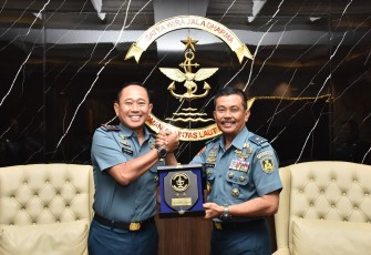  Panglima Kolinlamil Laksda TNI Hudiarto Krisno Utomo, PSC(j) M.A., M.M.S., CHRMP menerima courtesy call (kunjungan kehormatan) Kepala Dinas Potensi Maritim Angkatan Laut (Kadispotmaral) Brigjen TNI (Mar) Sugianto, S.Sos., M.M., M.Tr.Opsla