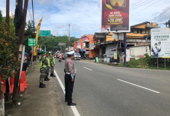Kodim 0801/Pacitan bersama Tim Gabungan mengadakan apel Gabungan dalam rangka atensi Natal dan Tahun baru 2025 dan tetap standbay berjaga di pertigaan pasar Arjosari Kabupaten Pacitan