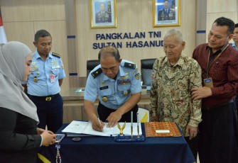 Komandan Lanud Sultan Hasanuddin Menyaksikan Penandatanganan Pelepasan Hak Tanah Pengganti Aset TNI AU