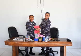 Danlanal Cilacap menyerahkan memorandum dan menyerahkan data aset maupun personel Satuan Kerja Lanal Cilacap kepada calon Danlanal baru Kolonel Laut (P) Robby Edevaldo, Minggu (03/03/2024)