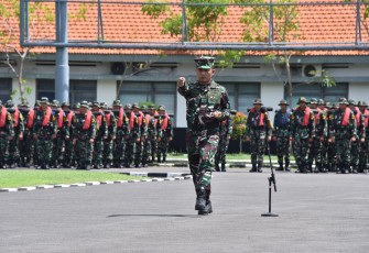 Komandan Kodiklatal (Dankodiklatal) Letjen TNI Marinir Nur Alamsyah memimpin upacara penyambutan Siswa Dikmapa PK Angkatan 30 A, 30 B Susgakes, dan PSDP, serta Siswa Dikmaba dan Dikmata 43/1 TA. 2023 TNI Angkatan Laut, sebagai Jalasena Muda Penjaga Negeri yang telah berhasil melaksanakan Lattek di KRI Surabaya (SBY) – 591 dan KRI dr. Soeharso (SHS) – 990 sejak tanggal 15 sampai 21 Januari 2024