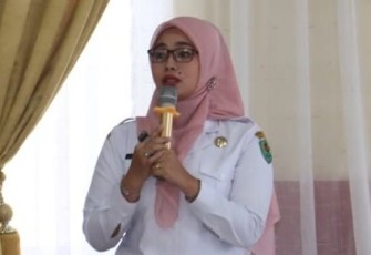 Novita Sari Wahyuni, Kepala Dinas Perdagangan dan Koperasi UKM Kabupaten Tapsel, memberikan arahan bagi Koperasi Tondi Bersama