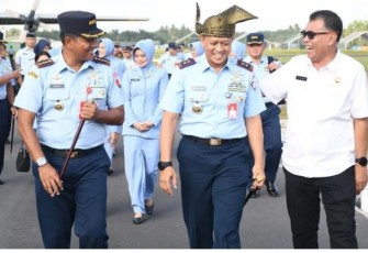 Bupati Natuna Wan Siswandi, menyambut kedatangan Panglima Komando Operasi Udara Marsekal Muda TNI Mohammad Nurdin dalam rangka kunjungan kerja di Natuna, Rabu, 10 Januari 2024