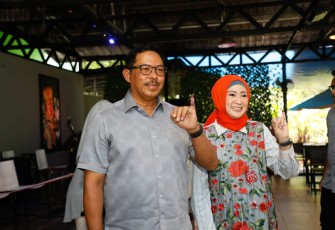  Penjabat Gubernur Jawa Tenagah, Nana Sudjana menggunakan hak pilihnya pada Pemilu 2024  di TPS 002, Jalan Slamet RT 5 RW 1 Kelurahan Gajahmungkur, Kecamatan Gajahmungmungkur, Kota Semarang, Rabu (14/2/2024)