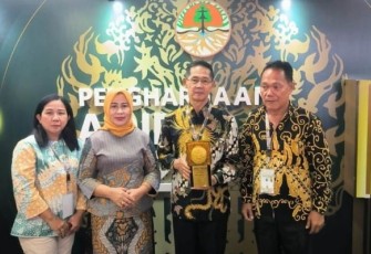 Wakil Walikota Bitung, Hengky Honandar bersama Kadis DLH Bitung Merianti Dumbela dan Kabid Kebersihan Bitung usai menerima piagam penghargaan dari Wakil Presiden KH, Ma'arif Amin