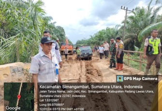 Pasca banjir yang melanda Jalan Lintas Simangambat-Simpang Brakas, Kabupaten Padang Lawas Utara (Paluta), Kapolsubsektor, Aiptu Manuel Manurung, tinjau lokasi, pada Jumat (12/1/2024)