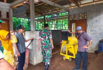 Anggota Kodim 0801/Pacitan Dampingi Kadistan Tinjau Hewan Ternak