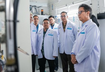 Menkes Budi Gunadi Sadikin saat meninjau fasilitas produksi PT Biofarma di Cikarang, Senin (9/9)