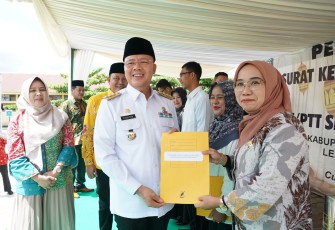 Gubernur Bengkulu Rohidin Mersyah membagikan SK Gubernur untuk Guru Tidak Tetap (GTT)/Pegawai Tidak Tetap (PTT) tingkat SMA/SMK/dan SLB Negeri yang tersebar di tiga Kabupaten yaitu Rejang Lebong, Lebong dan Kepahiang