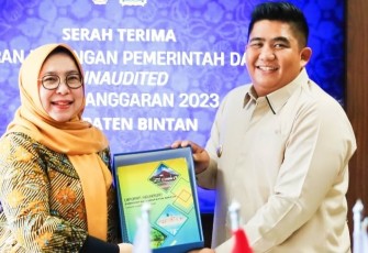 Bupati Bintan Roby Kurniawan Serahkan LKPD Unaudited pTA 2023 ke BPK Perwakilan Kepri