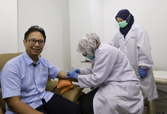 Menkes Budi Gunadi Sadikin tes genomic di RSCM Jakarta, Senin (23/12)
