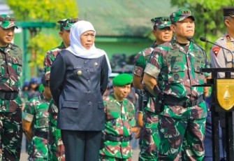 Gubernur Jawa Timur, Khofifah Indar Parawansa menghadiri Apel Gelar Pasukan Kesiapan Pengamanan Pemilu 2024 di Lapangan Makodam V/Brawijaya, Kamis (01/2/2024)