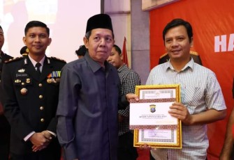 Kapolres Tapsel AKBP Imam Zamroni  pada saat penyerahan Piagam Penghargaan Kepada Wartawan, Dalam Rangka HUT Bhayangkara Ke 77 Tahun 2023, lalu