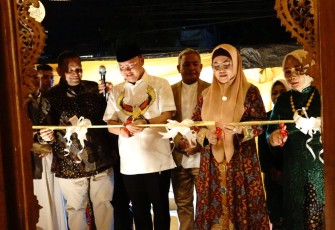  Gubernur Bengkulu Rohidin Mersyah didampingi Istri Derta Rohidin menghadiri launching "Resto Si Kabayan 91" yang beralamat di Kecamatan Teluk Segara Kota Bengkulu