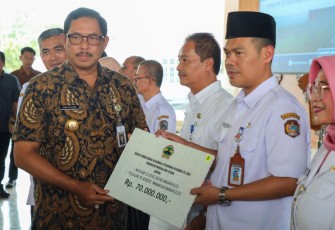 Penyerahan bantuan secara simbolis oleh Penjabat (Pj) Gubernur Jawa Tengah Nana Sudjana di Pendapa Pemerintah Kabupaten Karanganyar, Rabu (7/2/2024)