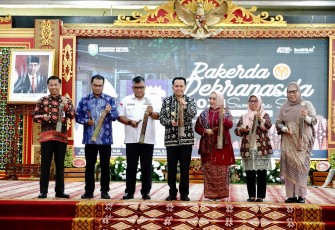 Penjabat (Pj) Gubernur Sumatera Selatan (Sumsel) Agus Fatoni bersama Pj Ketua Dewan Kerajinan Nasional Daerah (Dekranasda) Sumsel Tyas Fatoni membuka Rapat Kerja Daerah (Rakerda) Dekranasda Sumsel Tahun 2024. Kegiatan ini diselenggarakan di Griya Agung, Palembang, Sumatera Selatan, Selasa (16/1/2024)