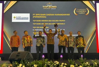 Penganugerahan Top Golden Trophy kepada Bank Daerah Karanganyar dalam ajang penghargaan Top BUMD Awards 2024, Rabu (20/3/2024), di Jakarta. Foto : Istimewa