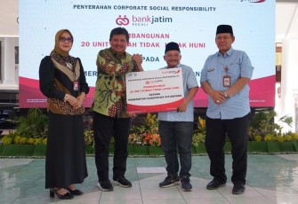PT Bank Pembangunan Daerah Jawa Timur Tbk (Bank Jatim) saat menyerahkan bantuan Corporate Social Responsibility (CSR) ke Kabupaten Situbondo. 