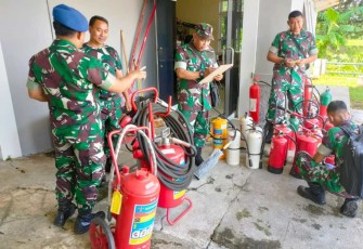 Satuan Pemeliharaan 72 Koharmatau saat Lakukan Pemeriksaan Rutin APAR di Pangkalan Udara Wiriadinata