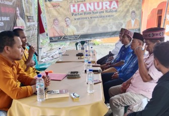 Marsel Jeramun Bersama Rombongan Saat Mendaftar di Sekretariat Partai Hanura Manggarai Barat