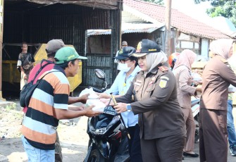 Berkah Ramadan 1445 Hijriah Kajari Kepahiang dan Jajaran Berbagi Takjil