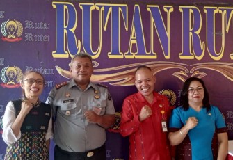Kepala Rutan Ruteng, Heri Sutriadi dan Kepala Dinas PPO Manggarai Wensislaus Sedang Berpose Bersama Usai Kegiatan