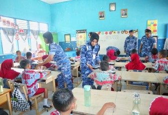Lanud Sultan Hasanuddin Gelar Uji Coba Makan Bergizi di Sekolah Angkasa dan SDN 56 Pattongtongan