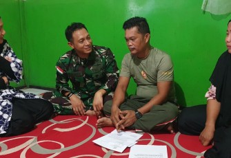 Babinsa Koramil 1715-06/Dekai Serda Rusli dan Istri Terima Penghargaan dari Kasad dan Ibu Ketua Umum Persit KCK