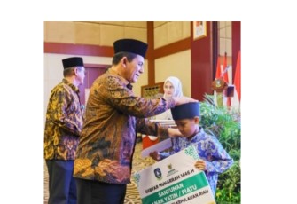 Gubernur Ansar dan Baznas Kepri Serahkan Santunan serta Bantuan untuk 960 Penerima