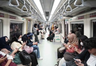 Ilustrasi penumpang kereta commuter line