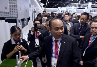 Menteri Komunikasi dan Informatika Budi Arie Setiadi di sela kegiatan kunjungan ke Pameran MWC 2024, di Fira Gran Via, Barcelona, Spanyol, Selasa (27/02/2024). 