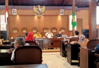 Anggota DPRD Blora bersama OPD saat membahas Ranperda Kabupaten Layak Anak.