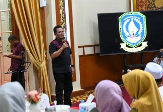 Gubernur Kepulauan Riau H. Ansar Ahmad saat menghadiri acara Silaturahmi Bersama LAM Provinsi Kepri bertempat di Gedung Daerah, Tanjungpinang, Senin (17/06) malam. 