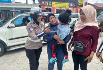 Polres Magetan saat Gelar Patroli dan Berbagi Coklat di Lokasi Wisata Sarangan