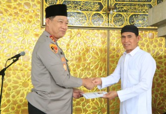 apolda Bengkulu Irjen Pol Drs Armed Wijaya, M.H. Jum'at (15/03/2024) memberikan sumbangan guna pengembangan Masjid Agung Baitul Makmur Jl. S. Sukowati, Curup, Air Putih Lama, Kec. Curup, Kabupaten Rejang Lebong