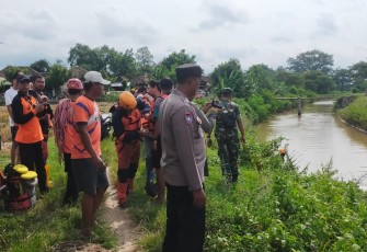 Polri dan Tim SAR gabungan saat melakukan pencarian terhadap jasad Sri Wahyuni (45), yang hanyut tenggelam di aliran anak sungai Bengawan Solo, Dukuh Surobayan Desa Alastuwo Kecamatan Kebakkramat, Senin (1/4/2024)