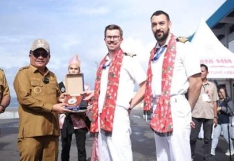 Wali Kota Bitung Maurits Mantiri saat memberikan cinderamata kepada Kapten Kapal Pesiar MV. Arcadia