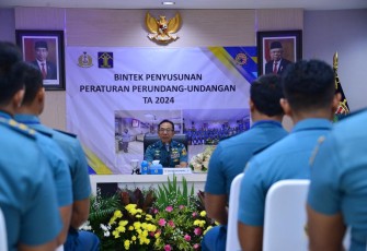 Kadiskumal Laksamana Pertama TNI Leonard Marpaung saat membuka bintek di Ruang Rapat (Rupat) Diskumal, Gedung B4 Mabesal Cilangkap, Jakarta Timur, Senin (04/03).