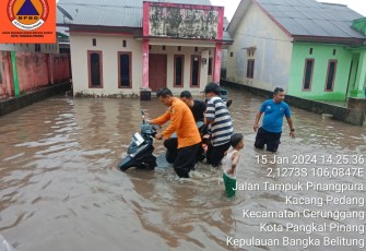 Banjir dengan ketinggian antara 20 hingga 30 cm terjadi di Kota Pangkalpinang, Provinsi Bangka Belitung, Senin, (15/01) PKl. 12.30 WIB. Banjir terjadi karena hujan berlangsung selama 5 jam dengan intesitas sedang hingga lebat disertai angin kencang ditambah pasang air laut di angka 2,6 meter