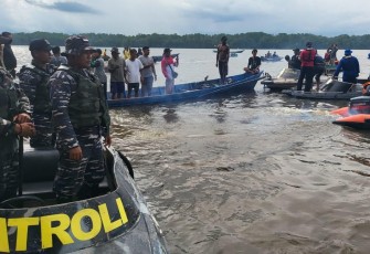 TNI AL Bersama Tim SAR Gabungan saat Evakuasi Korban Terkaman Buaya di Kumai