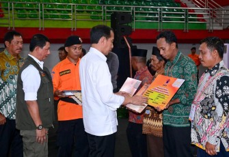 Kepala BNPB saat Dampingi Presiden RI Serahkan Bantuan Stimulan Bagi Petani Gagal Panen