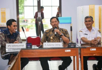 Ketua KPU Karanganyar, Daryono (kiri) saat bersama  Penjabat Gubernur Jawa Tengah Nana Sudjana di kantor KPU Kabupaten Karanganyar.