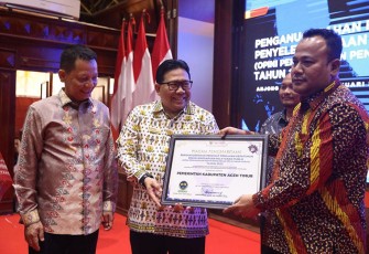 Puskesmas Nurussalam Jadi Sampel Aceh Timur Peroleh Penghargaan Zona Hijau Pj Sekda Aceh Timur T. Reza Rsiki saat menerima penghargaan di Banda Aceh. (Foto Forkompim Aceh Timur)