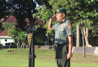 Dandenma Menarmed 2 Kostrad Mayor Arm Sumarsono pimpin jalannya upacara dan diikuti oleh seluruh prajurit. 