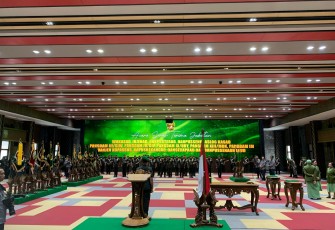 Pangdam XVIII/Kasuari, Mayjen TNI Ilyas Alamsyah, S.E., M.Tr.Han., CGCAE., menghadiri jalannya acara Serah Terima Jabatan (Sertijab), orang nomor dua tertinggi di lingkungan Tentara Nasional Indonesia Angkatan Darat (TNI AD) yaitu Wakil Kepala Staf TNI Angkatan Darat (Wakasad), yang digelar di Mabesad, Jakarta Pusat, Jumat (8/3/2024)