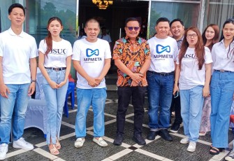 Wali Kota Bitung Maurits Mantiri menggunakan Kemeja Batik saat foto bersama dengan Management Manadopost di perayaan HUT Ke 37 Manadopost